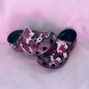 Red camo crocs